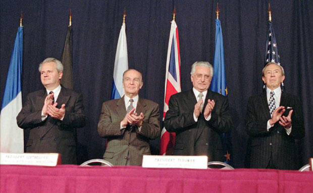 НЕПОЗНАТИ ДЕТАЉИ СКЛАПАЊA МИРОВНОГ СПОРАЗУМА: Милошевићу потурали и преговоре о Косову